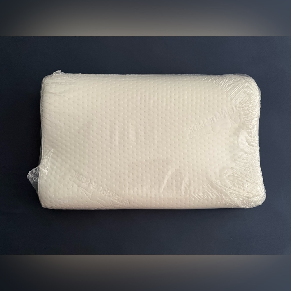 [NWT] Tempur-Pedic Neck Pillow in Medium